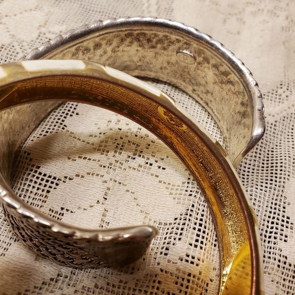 8 pc lot Vintage 90s Gold Premiere Collection Jewelry Brooch Pearl Bracelet y2k - Picture 9 of 11